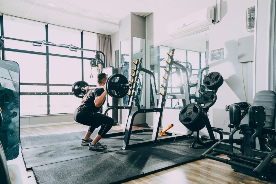 a man doing a barbell back squat. tempo muscle