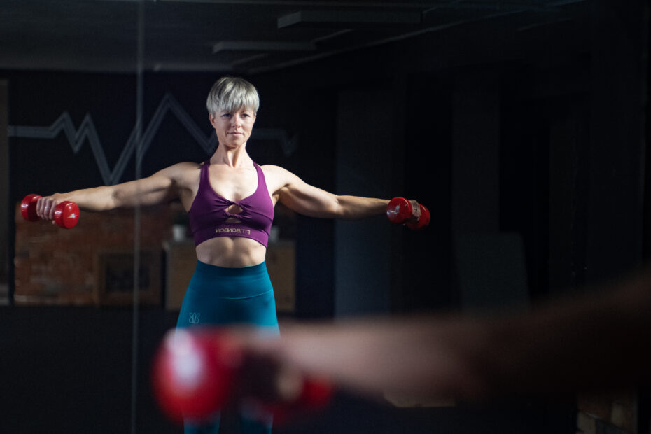 girl doing lateral raises. Marta's fitness. coach sportif Toulon